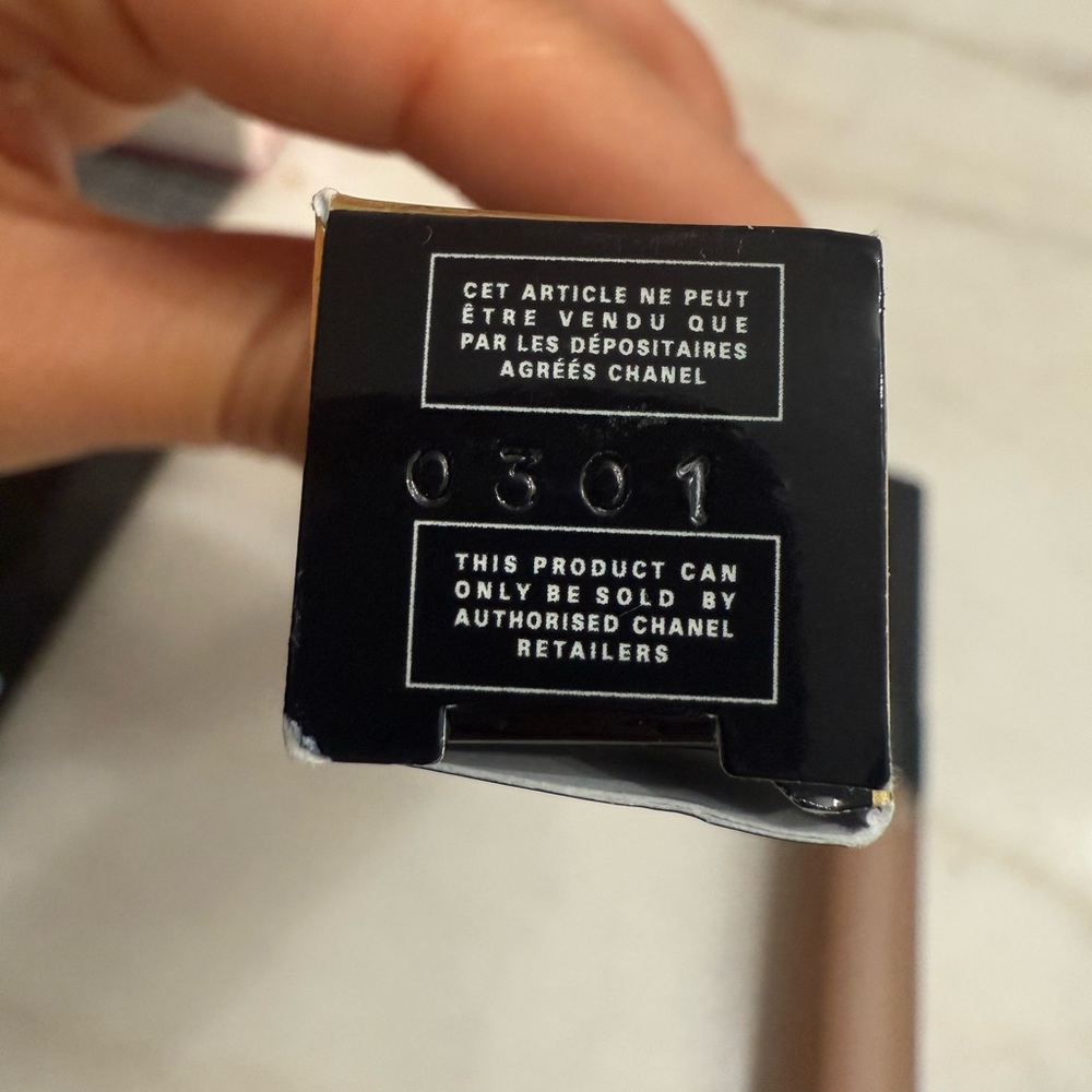 CHANEL Longwear Concealer - Rich Brown - Picture 4 of 4